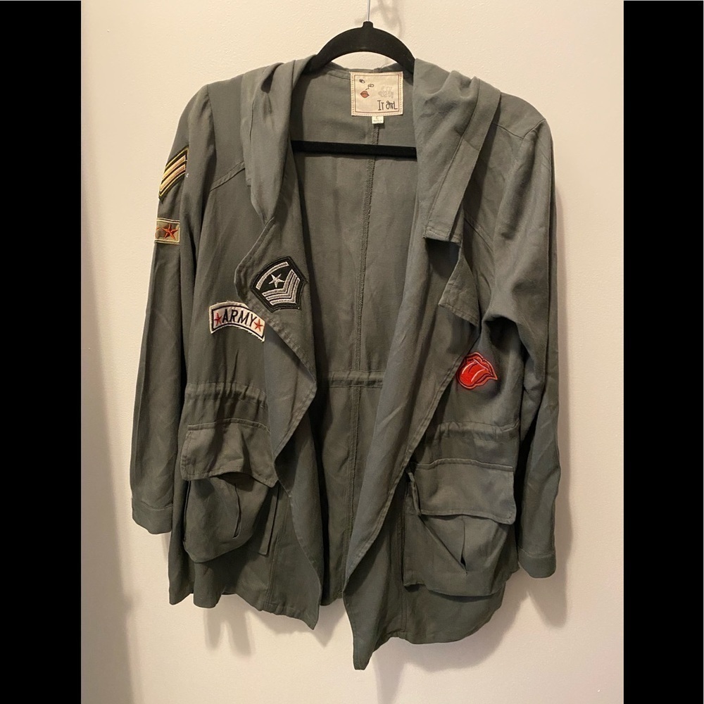 It Girls light weight Jacket w/patches green SizeL